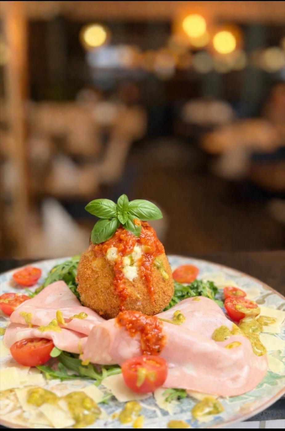 Burrata mit Tomaten und Basilikum