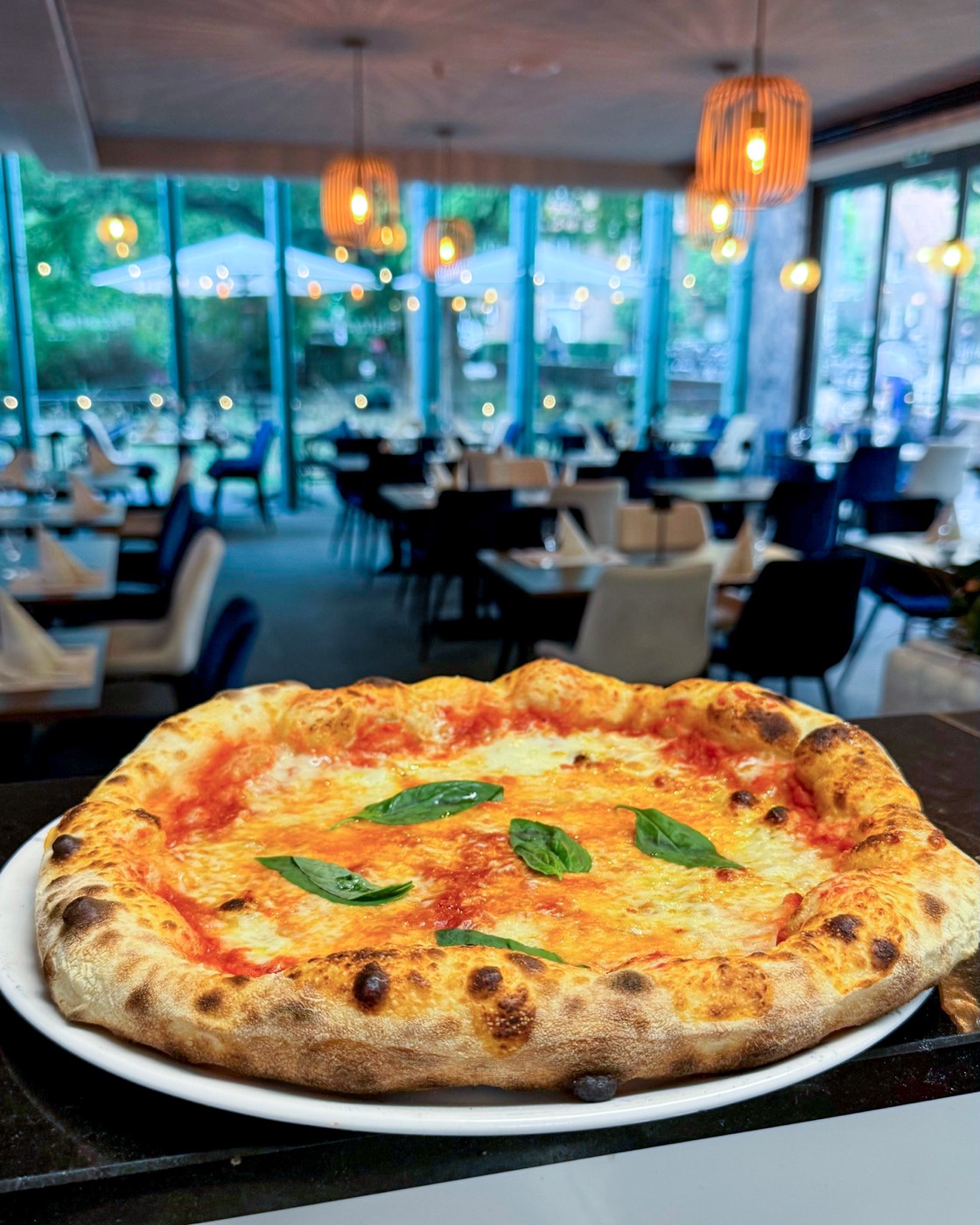 Pizza Margherita aus dem Steinofen