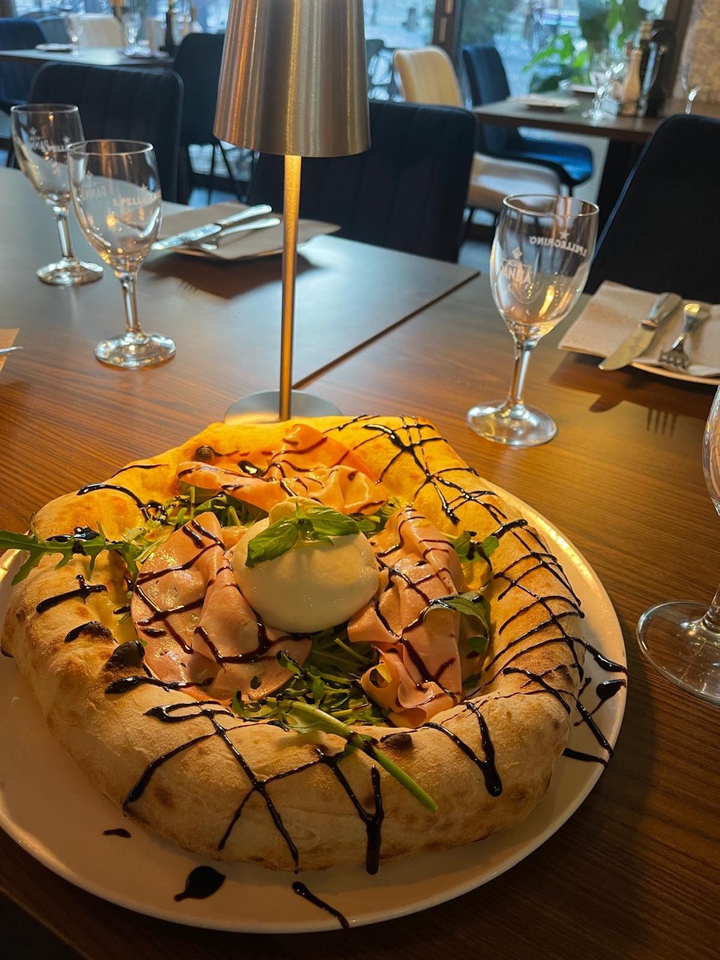Pizza mit Burrata und Mortadella