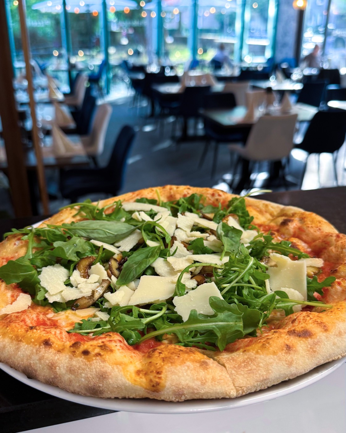 Pizza mit Steinpilzen, Rucola und Grana