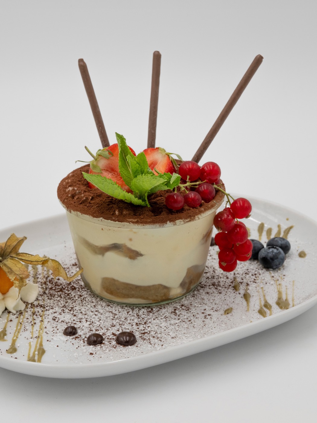Tiramisù im Glas mit frischen Beeren