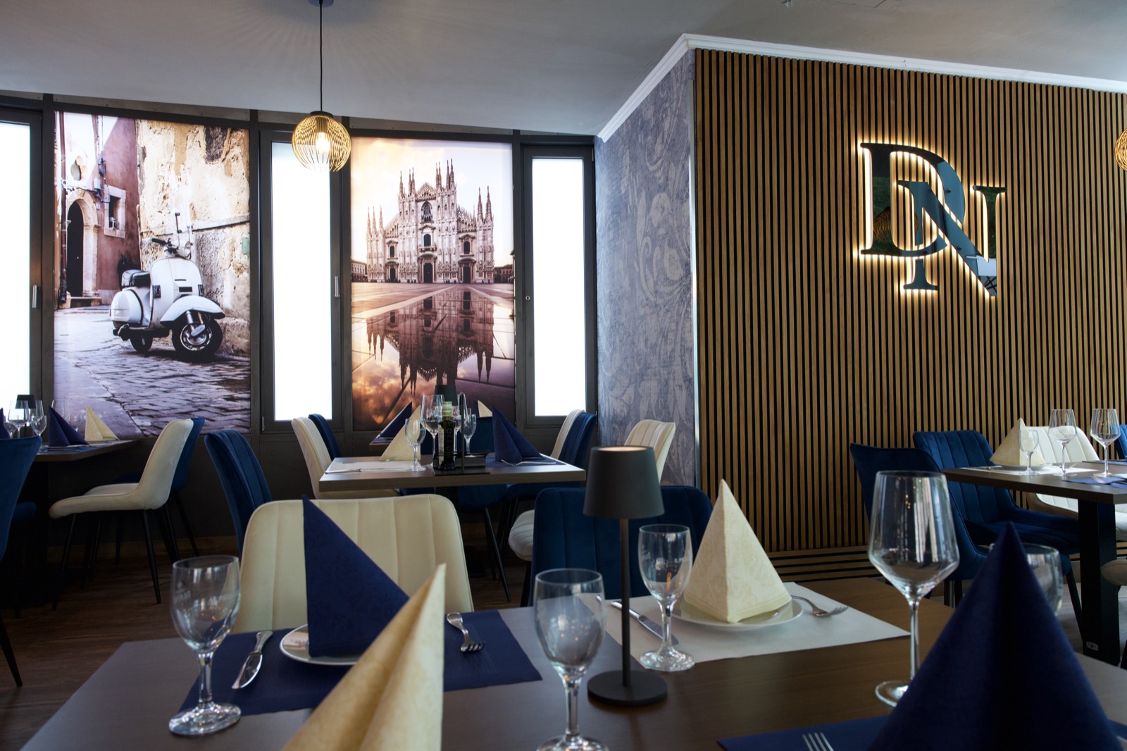 Gedeckter Tisch im da Nello mit blauen und cremefarbenen Servietten